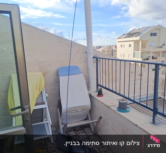 מכשיר איתור נזילות על מרפסת עם כיסאות ושמשייה